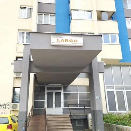 Amigo-free Public Parking Apartment
